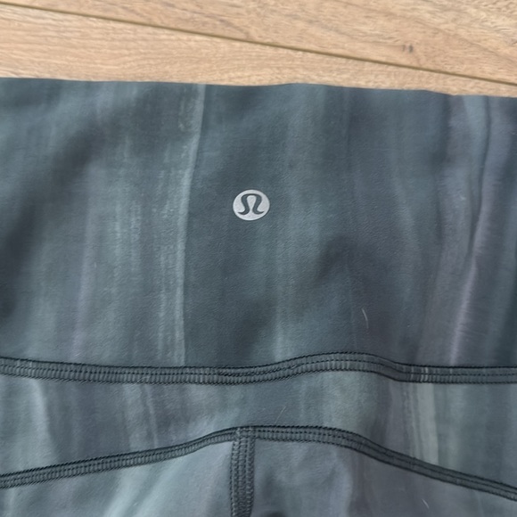 Lululemon In Movement Tight 25" Everlux Linear Spray Dye White Deep Ocean - Picture 6 of 9